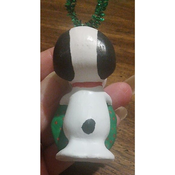 Vintage Ceramic Peanuts Snoopy Holding Wreath Ornament Christmas - Picture 4 of 4